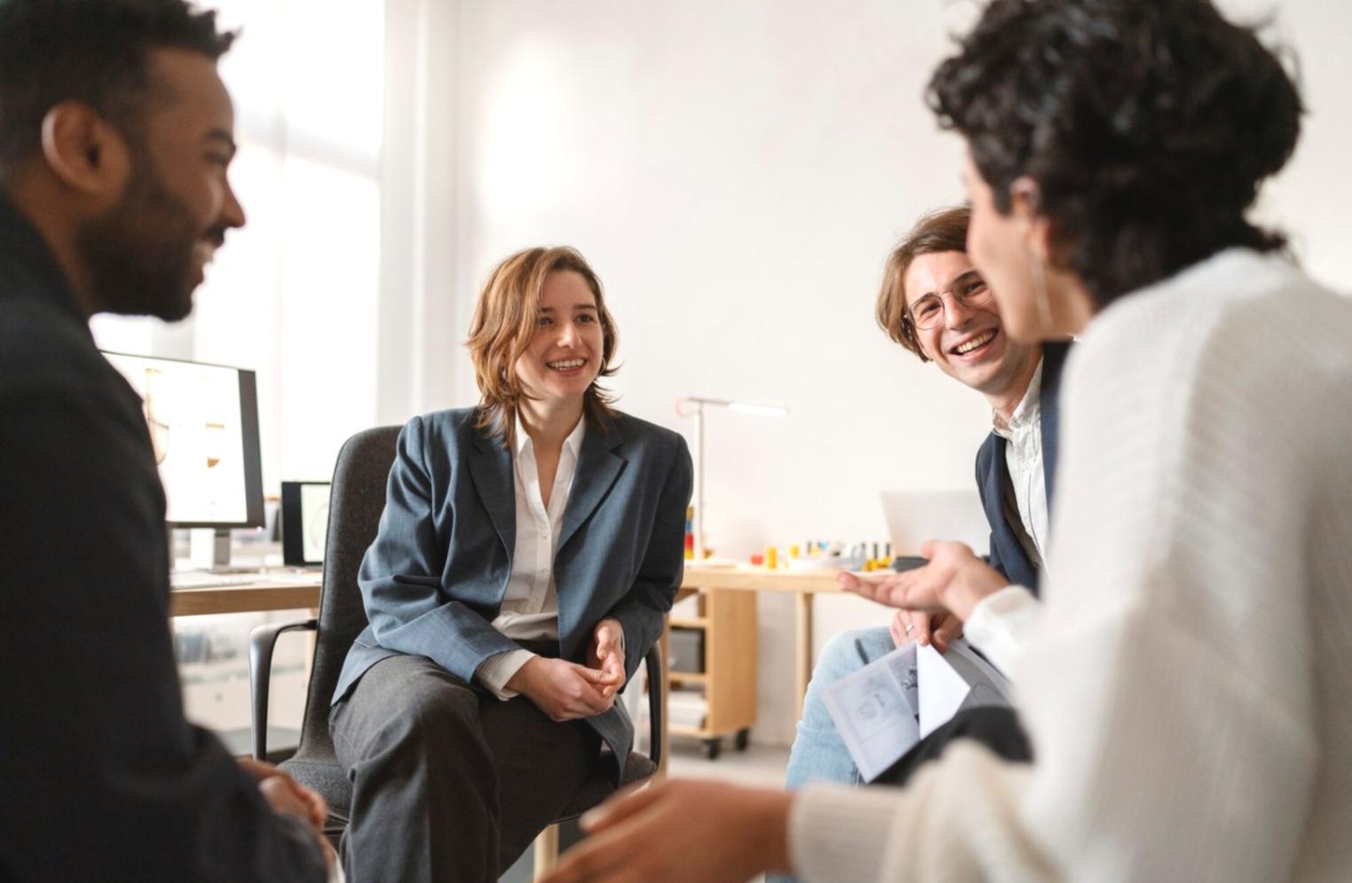 Estudiantes trabajando en análisis financiero con herramientas digitales