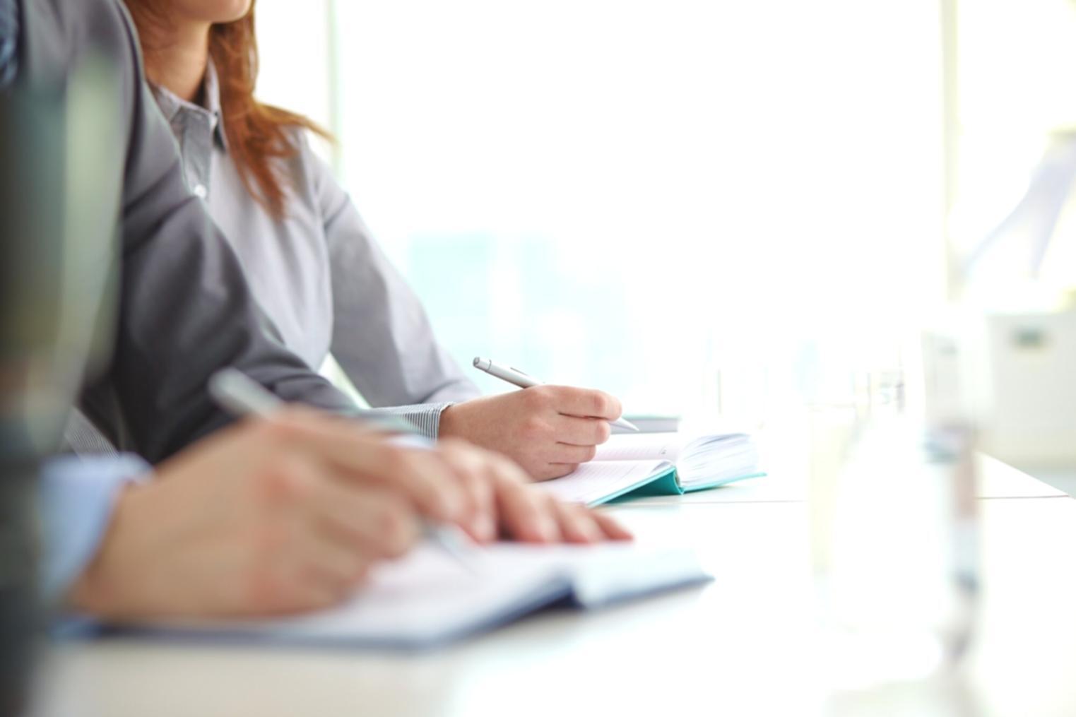 Persona analizando estrategias financieras con documentos y calculadora