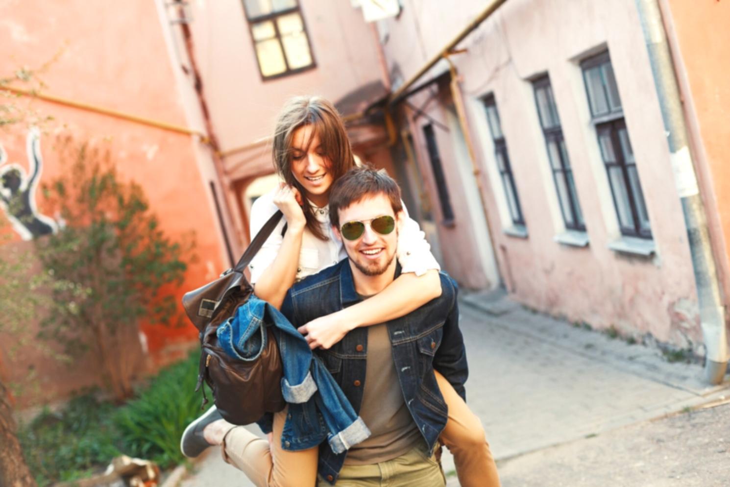 Estudiantes analizando datos financieros en entorno de aprendizaje colaborativo