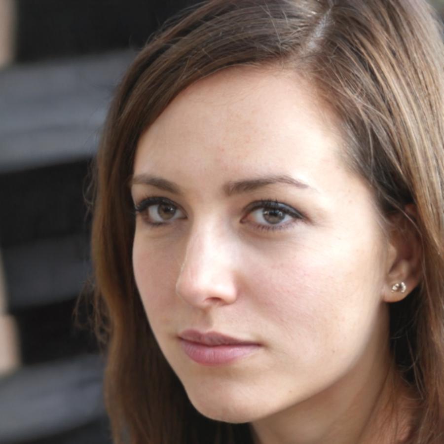 Instructora explicando conceptos financieros avanzados