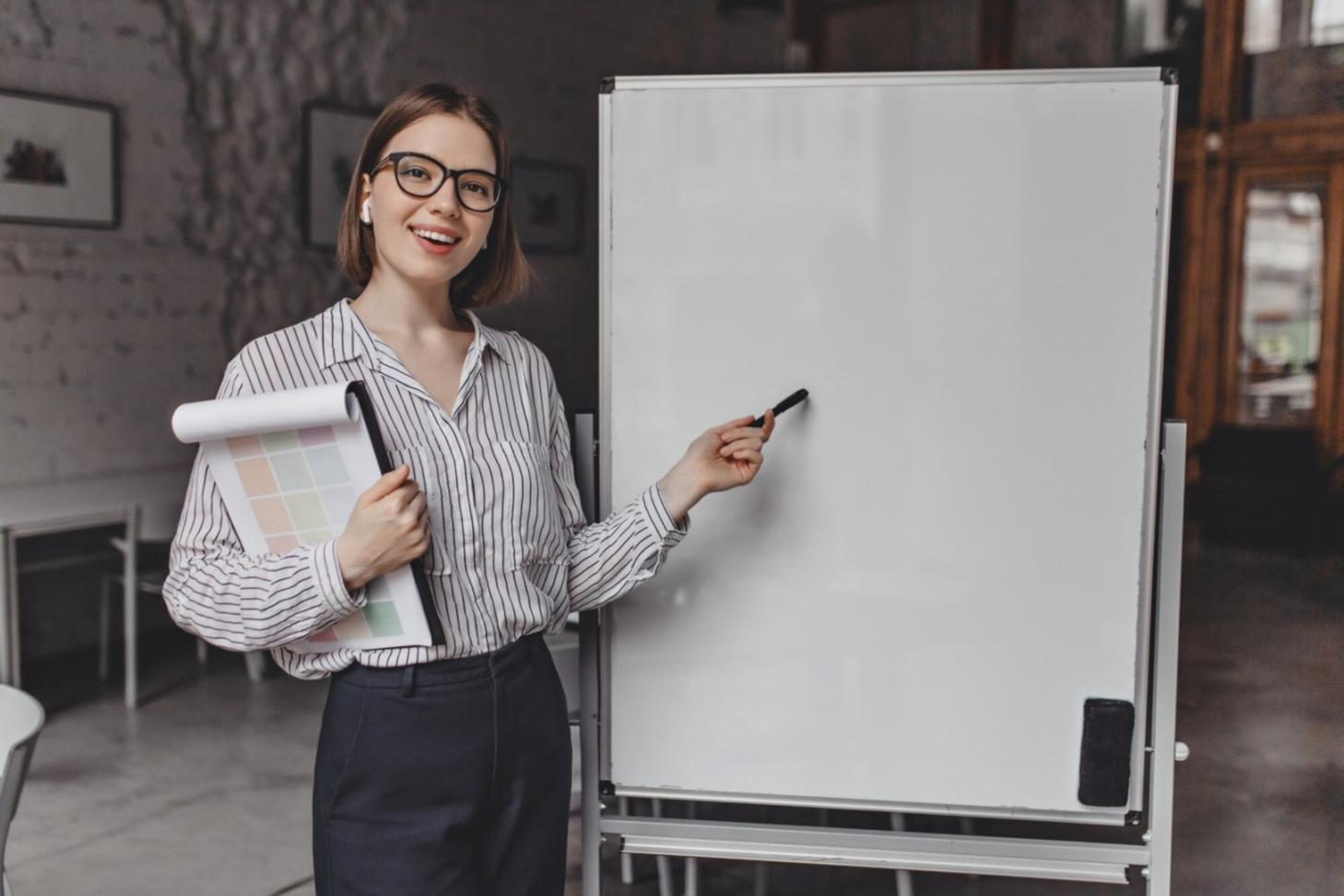 Entorno de trabajo colaborativo con análisis financiero en pantallas